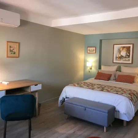 Au Coeur Du Vieux Au Calme Renove Climatise Confortable Etage Eleve Avec Ascenseur Proche Parking Et Toutes Commodites *