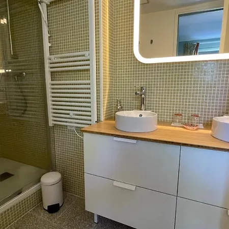 Au Coeur Du Vieux Au Calme Renove Climatise Confortable Etage Eleve Avec Ascenseur Proche Parking Et Toutes Commodites Apartman
