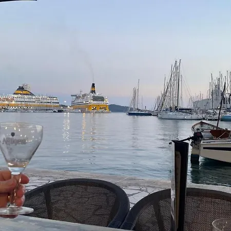 Au Coeur Du Vieux Au Calme Renove Climatise Confortable Etage Eleve Avec Ascenseur Proche Parking Et Toutes Commodites * Toulon