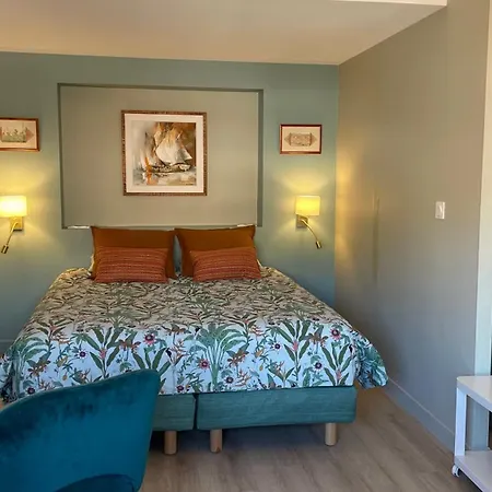 Au Coeur Du Vieux Toulon: Renovated Calm Oasis With Elevator Toulon